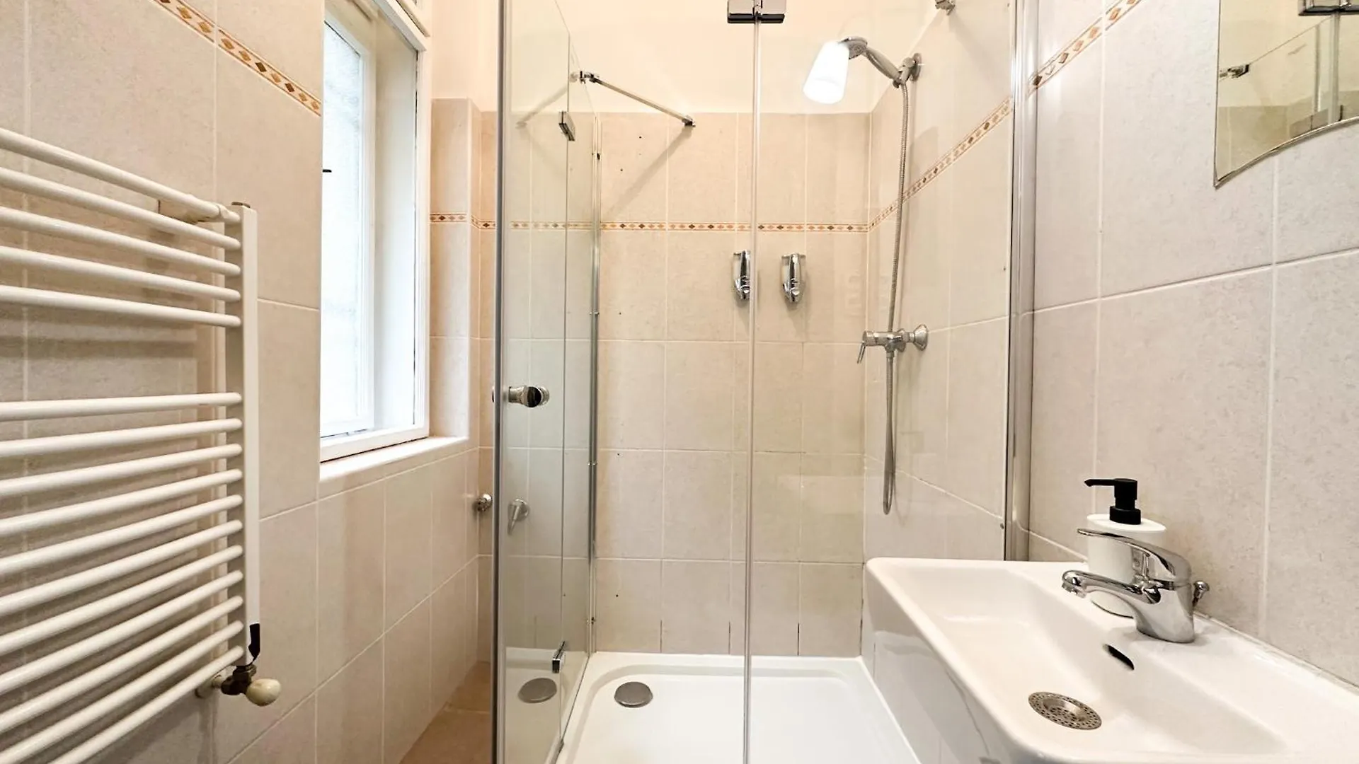 Huge Family Friendly 2Br Downtown Apt - Deco House Budapest 0*,  Hungary