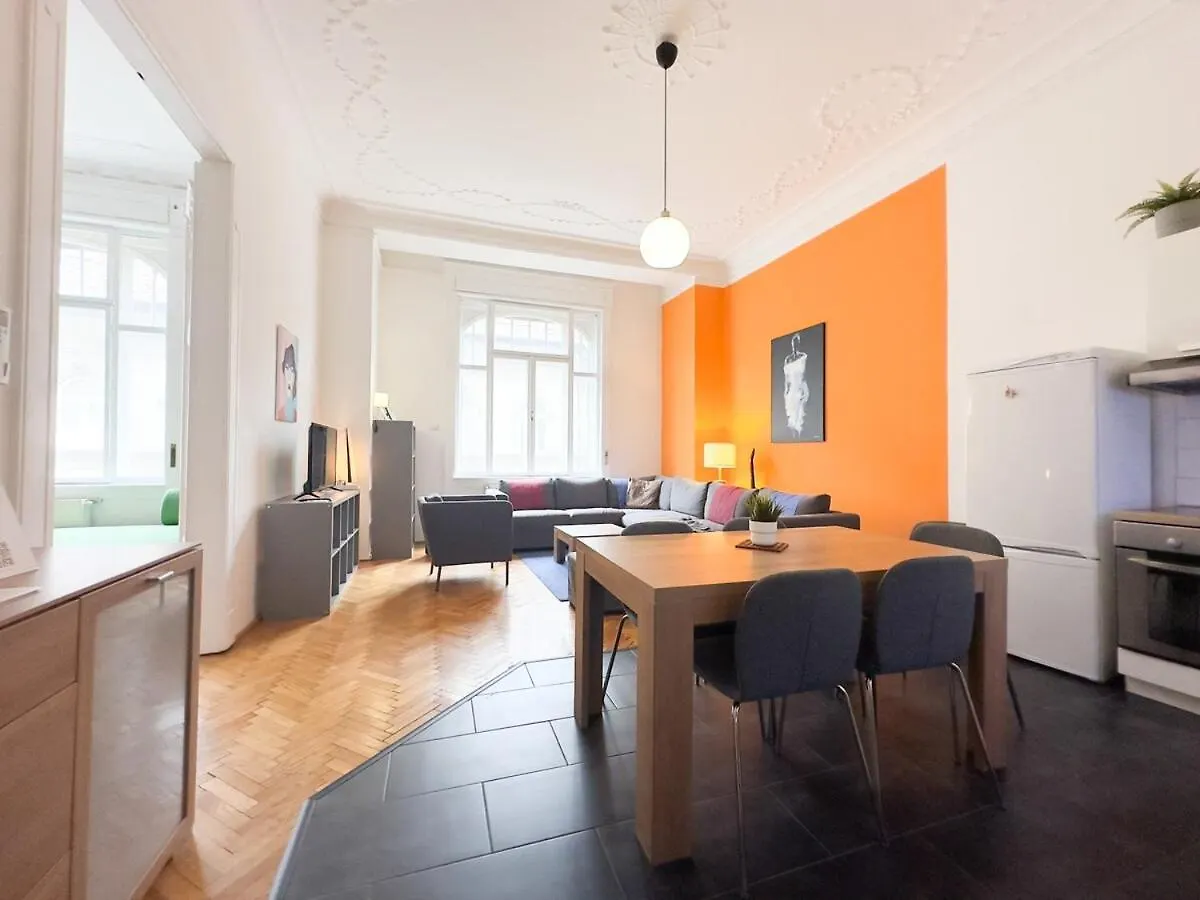 Huge Family Friendly 2Br Downtown Apt - Deco House Budapest 0*,  Hungary