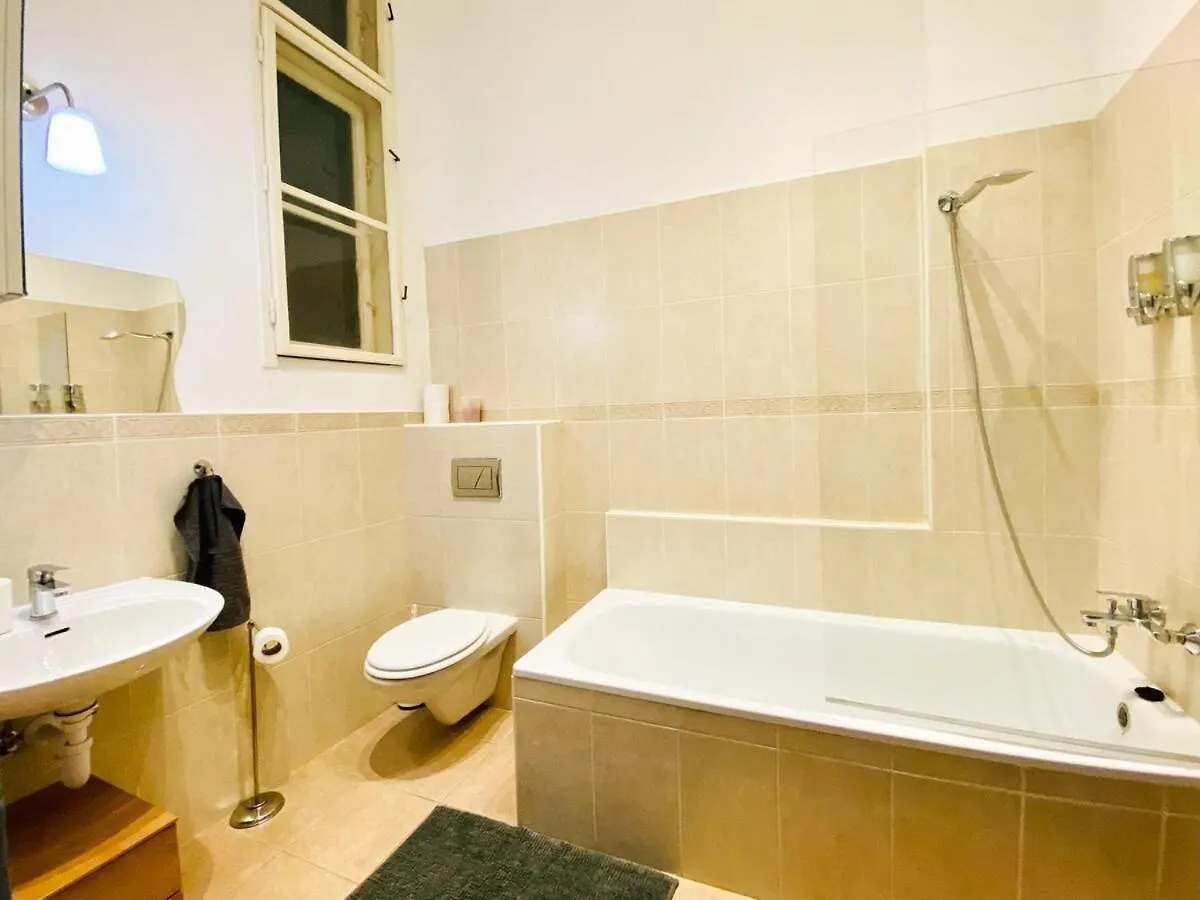 Huge Family Friendly 2Br Downtown Apt - Deco House Budapest Apartment